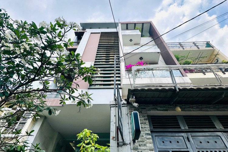 Bán khách sạn 448/11 Phan Huy Ích - DT 5,5x24m - 6 tầng thang máy - 17 PN - Giá 18,9 tỷ!