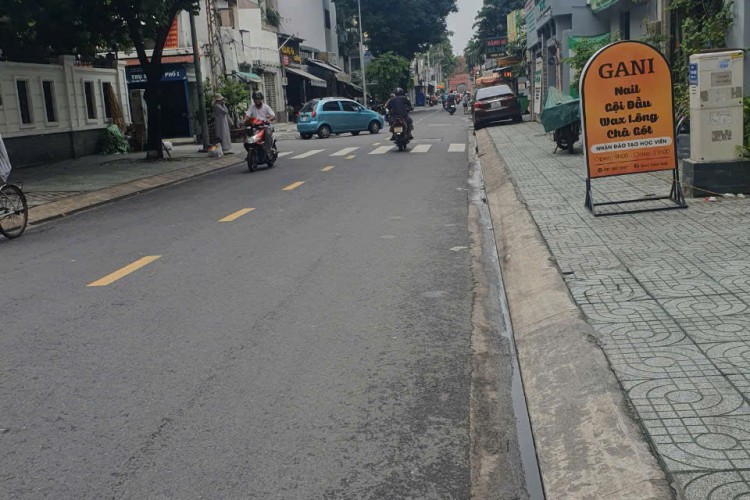 Bán nhà 121 Hoà Hưng - DT 13x23m = 301m2 đất ở - Cấp 4 - Giá 88 tỷ!