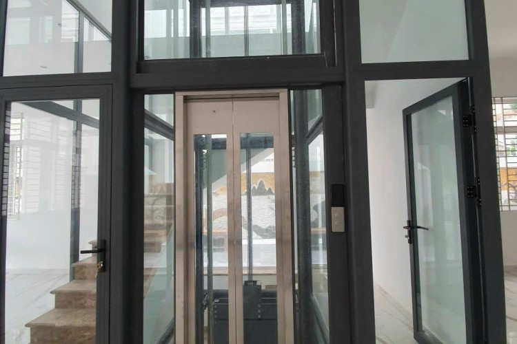 Bán nhà 45 đường số 10 KDC Him Lam- DT 10x20m - Hầm + 3 tầng thang máy - Giá 58 tỷ!