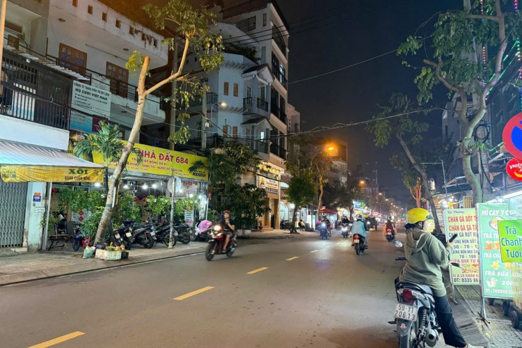 Bán nhà 690 Phạm Văn Bạch - DT 4x11m - 5 tầng - Giá 12,6 tỷ!