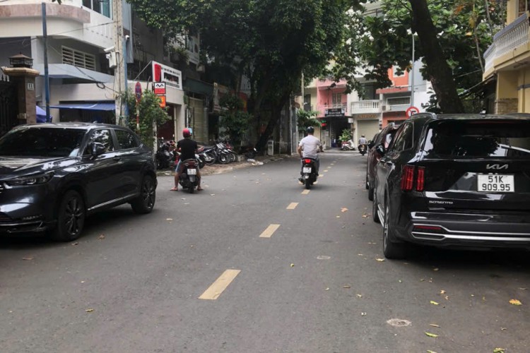 Bán nhà MTKD 15 Lý Văn Phức - DT 4x18m - 4 tấm - Giá 27 tỷ!