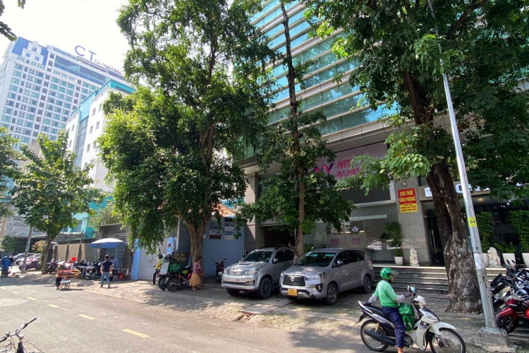 Bán toà nhà 11bis Nguyễn Gia Thiều - DT 26x40m - Hầm + 10 tầng - 4825m2 sàn - HĐT 1,2 tỷ/thg - Giá 580 tỷ!