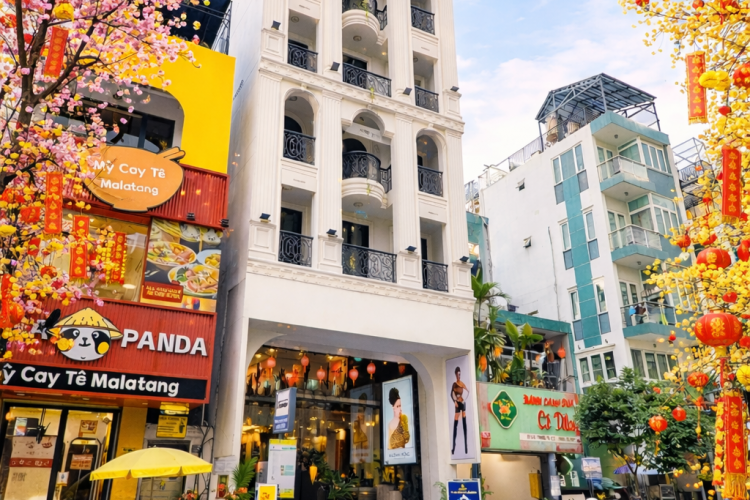 Bán toà nhà 40-42 Cao Thắng - DT 8x23,5m - Hầm + 8 tầng - HĐT 450tr/thg - Giá 200 tỷ!